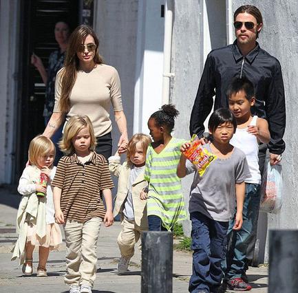 Ο Μπραντ Πιτ και τα έξι παιδιά τους ανήκουν επίσης στον  πραγματικό κόσμο  στον οποίο ζει η Αντζελίνα Τζολί.