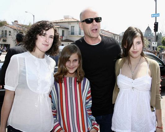 Ο Μπρους Γουίλις με τις κόρες του, Ράμερ, Σκάουτ και Ταλούλα Μπελ το 2006. Σήμερα έχει ακόμη μία. 