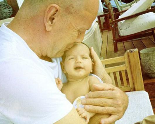 Στοργικός πατέρας ο Μπρους Γουίλις αγκαλιάζει τη μικρή Μέιμπελ Ρέι