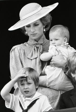 Ο πρίγκιπα Γουίλιαμ (3 ετών) μαζί με τη μαμά Νταϊάνα και τον μόλις λίγων μηνών Χάρι