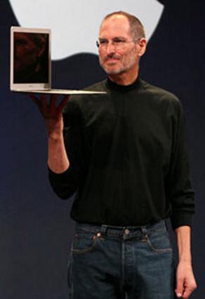 Ο Στίβεν Τζομπς, συνιδρυτής της Apple, παρουσιάζει ένα από τα τελευταία μοντέλα  της εταιρείας του.