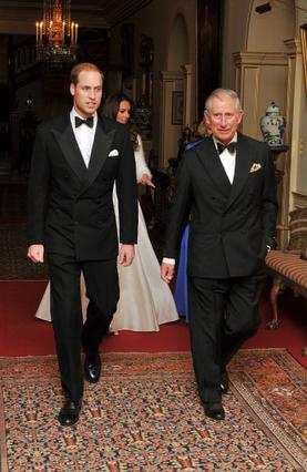 Ο Γουίλιαμ με τον πατέρα του, πρίγκιπα Κάρολο καθ' οδόν για το Μπάκιγχαμ, ακολουθούμενοι από την Κέιτ και την Καμίλα.