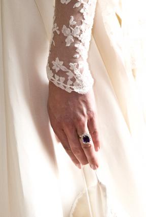 Λεπτομέρεια του δαχτυλιδιού του αρραβώνα της Κέιτ φορεμένο μαζί με τη βέρα της.