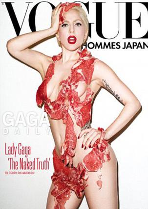 Η Gaga προκαλεί και πάλι,  φορώντας αυτή τη φορά μόνο  ένα μπικίνι από ωμό κρέας. 
