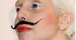Τα ύστερα! Η Lady Gaga με τσιγκελωτό μουστάκι