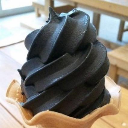 Μαύρο παγωτό: Από τι φτιάχνεται & γιατί είναι τόσο νόστιμο; 