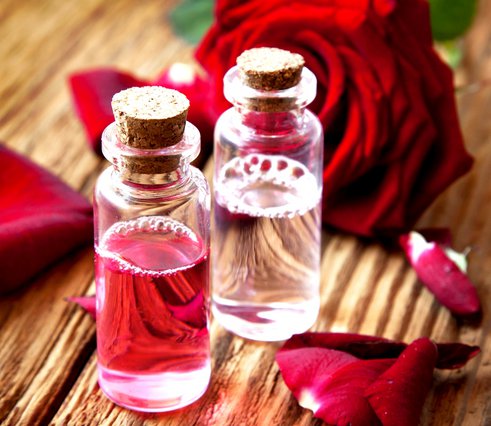 DIY: Το serum λάμψης με αλόη και τριαντάφυλλο που θα δώσει ζωή στο πρόσωπό σου
