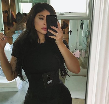 Kylie Jenner: Δείχνει την επίπεδη κοιλιά της λίγο καιρό μετά τη γέννηση της κόρης της 