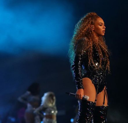 Beyonce: To ατύχημα της στη σκηνή του Coachella (βίντεο)