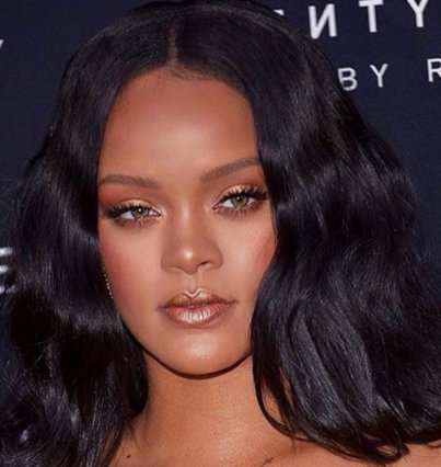Rihanna: Ποζάρει στο Instagram φορώντας εσώρουχα από τη συλλογή της 