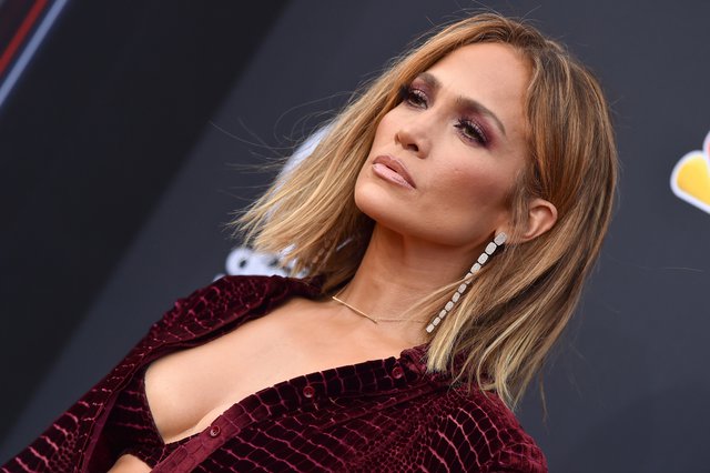 Jennifer Lopez - Πώς να υιοθετήσεις βήμα βήμα το εμβληματικό μπρονζέ μακιγιάζ της!