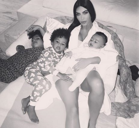 Kim Kardashian: Τα δυο μικρότερα παιδιά της  κερδίζουν  τη νέα ολόγυμνη πόζα της 