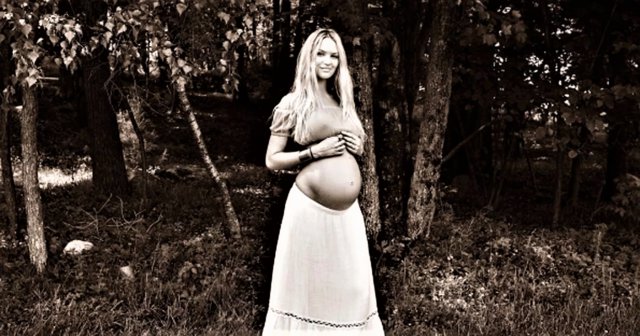 Δεύτερη φορά μαμά η Candice Swanepoel! Η πρώτη φωτογραφία με το νεογέννητο