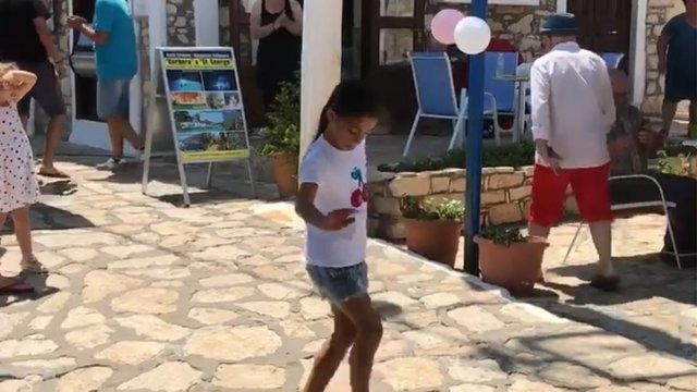 Το ζεϊμπέκικο της μικρής στο Καστελόριζο έγινε viral [video]