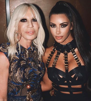Kim Kardashian: Μόλις φόρεσε το sparkling Versace που όλες ζηλέψαμε