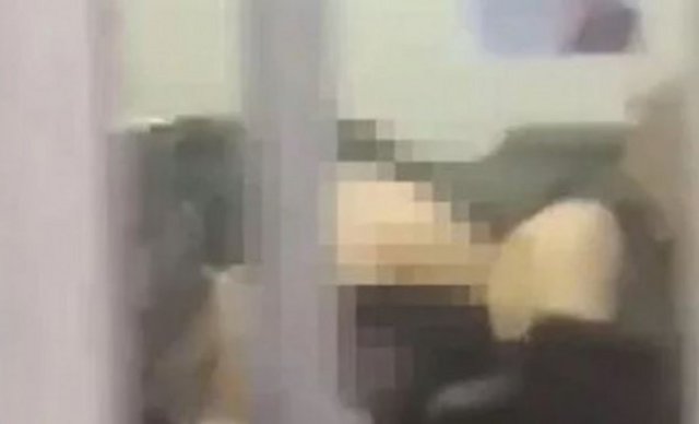 Το βίντεο που έγινε viral: Ασυγκράτητο ζεύγος έκανε σεξ σε κουρείο με φώτα ανοιχτα! [Video]