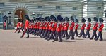 Μπάκινχαμ: Φρουρός της βασίλισσας σπρώχνει μια τουρίστρια και γίνεται viral [video]