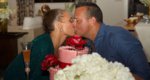 Η Jennifer Lopez, η τούρτα, το δαχτυλίδι και οι... κοιλιακοί της [photos]
