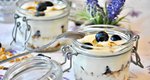 Ανάλαφρο και γευστικό! Συνταγή για frozen yogurt με μέλι και blueberries