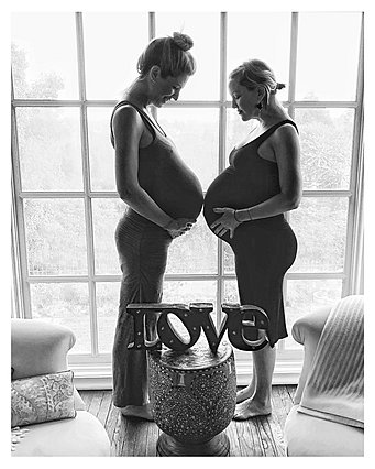 <p>Η Kate Hudson (δεξιά) λίγο πριν γεννήσει το τρίτο της παιδί, ποζάρει με την κολλητή της, με την οποία "απόλαυσαν" την περίοδο της εγκυμοσύνης, μαζί!</p> 