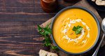 Σούπα με ψητά καρότα, κάστανα και ντομάτα: Το ιδανικό πρώτο πιάτο για το πρωτοχρονιάτικο τραπέζι 
