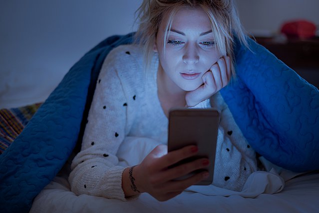Ξενυχτάς στα social media; Δες τι προβλήματα μπορεί να αντιμετωπίσεις την επόμενη μέρα 