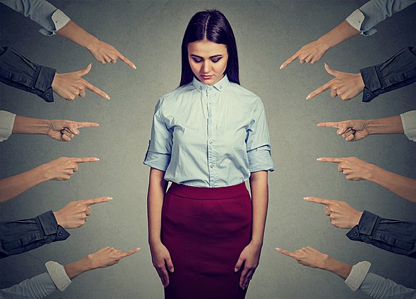 Εργασιακό bullying: 5 συμβουλές για να αντιμετωπίσεις τους «νταήδες» στη δουλειά σου