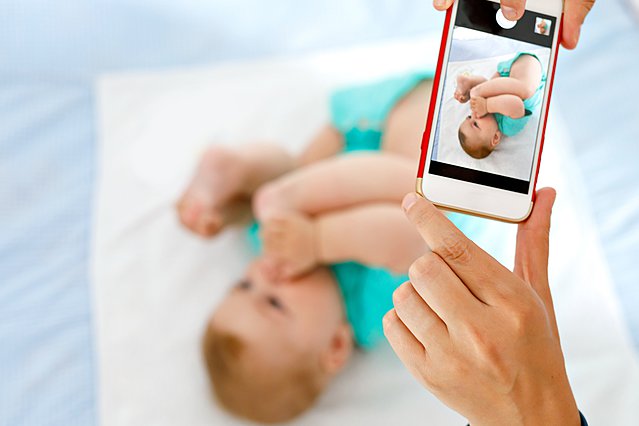 Μοιράζεσαι φωτογραφίες του μωρού σου στα social media; Δες τι λέει η αστυνομία γι' αυτό