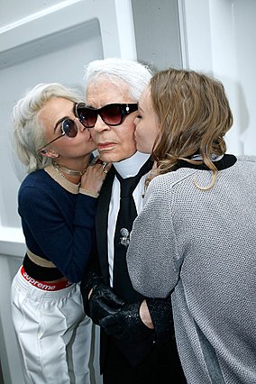 <p>Ο Karl Lagerfeld με δύο από τις τελευταίες του "προστατευόμενες", Cara Delevigne και Lily Rose Depp</p>  <p>(Photo by Bertrand Rindoff Petroff/Getty Images/Ideal Image)</p> 