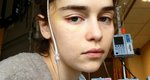 Emilia Clarke: Μοιράζεται φωτογραφίες μετά το χειρουργείο στο κεφάλι και συγκλονίζει