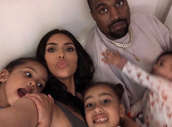 Kim Kardashian: Αποκάλυψε ότι έγινε μητέρα για τέταρτη φορά και σε ποιον μοιάζει το μωρό 