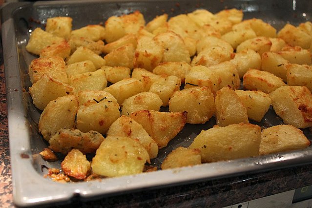 Το μυστικό για τις πιο τέλειες πατάτες φούρνου βρίσκεται στο... σιμιγδάλι 