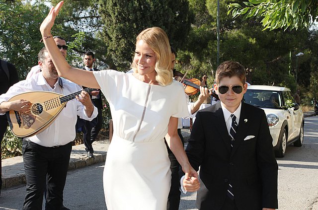 <p>Τον Ιούνιο του 2019, ο Μάξιμος Κωστόπουλος συνόδευσε τη μητέρα του, νύφη, στον γάμο της με τον Βασίλη Κικίλια.</p> 