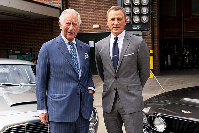 <p>Πάντα στυλάτος ο πρίγκιπας Κάρολος. Εδώ, μαζί με τον Daniel Craig όταν επισκέφτηκε το σετ του τελευταίου James Bond...</p>  <p>(Photo by Niklas Halle n - WPA Pool/Getty Images/Ideal Image/Ideal Ima
