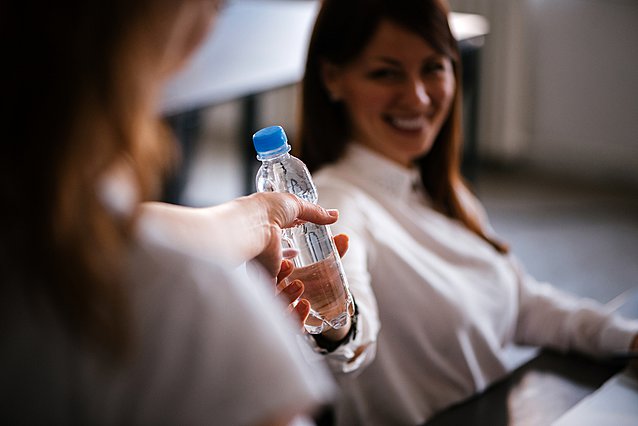 Ξαναγεμίζεις το πλαστικό μπουκάλι νερό; Ιδού γιατί πρέπει να το ξανασκεφτείς! 