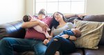 Νέα έρευνα δείχνει πόσες ώρες ύπνου χάνεις όταν έρχεται ένα νέο μωρό στην οικογένεια 