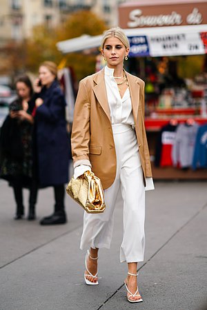 Η διάσημη blogger Caroline Daur κρατάει ένα τσαντάκι clutch Bottega Venetta, το οποίο είναι ίσως το πιο δημοφιλές αξεσουάρ της εποχής.   (Photo by Edwa