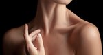 Πώς να αποτρέψεις τις ρυτίδες και το χαλάρωμα του λαιμού, σύμφωνα με δερματολόγους