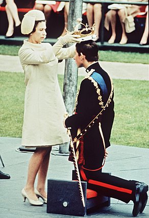 <p>Η φωτογραφία είναι από το 1969, όταν έλαβε επίσημα το χρίσμα της διαδοχής ο Κάρολος. Ακόμη περιμένει τη διαδοχή, αυτή καθαυτή!</p>  <p>(Photo by Anwar Hussein/Getty Images/IDEAL iMAGE) 1969</p> 