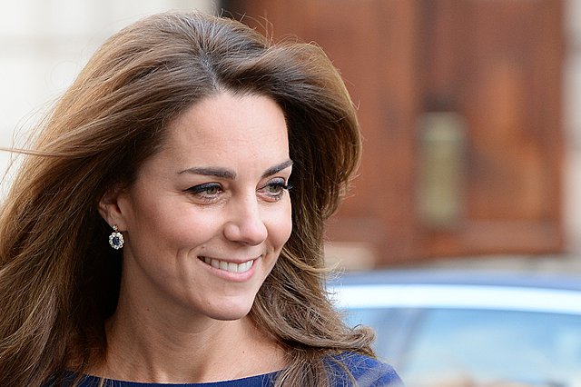Kate Middleton: Το μυστικό της για να μην φαίνεται το σουτιέν μέσα από τα ρούχα της
