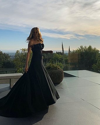 Jennifer Aniston: Η πρώτη ανάρτηση μετά τη συνάντηση με τον Brad Pitt, η σαμπάνια και η Beyonce
