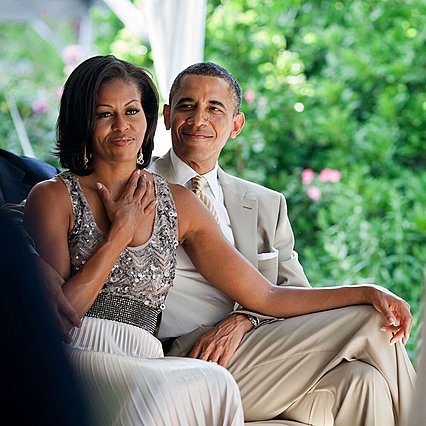 Η οικογένεια Obama γιόρτασε την Ημέρα του Πατέρα με μια σπάνια φωτογραφία του Barack με τις κόρες του