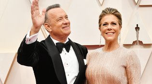 Oscars 2020: Τα άπταιστα ελληνικά της Rita Wilson και τα push ups του Tom Hanks στο κόκκινο χαλί <p data-wpview-marker=
