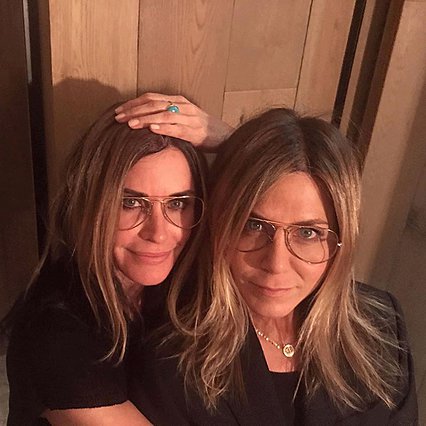 <p>Η φιλία της Courteney Cox με την Jennifer Aniston μετρά περισσότερες από δύο δεκαετίες</p> 