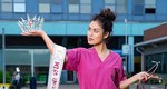 Κορονοϊός: Η εκθαμβωτική Μις Αγγλία έβγαλε το στέμμα και επέστρεψε στο νοσοκομείο ως γιατρός! [Βίντεο]
