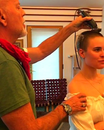 O Bruce Willis ξυρίζει on camera το κεφάλι της κόρης του, πριν εκείνη ποζάρει topless για τη μεγαλύτερη αδελφή της