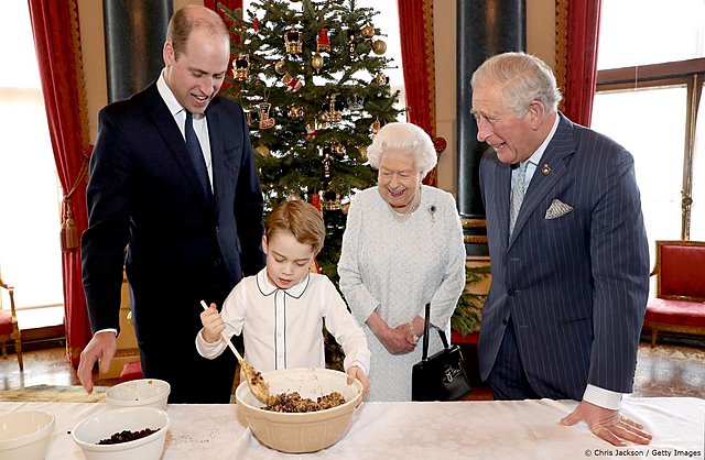 <p>Η φωτογραφία είναι από τα Χριστούγεννα του 2019 όταν η βασίλισσα μαζί με τον διάδοχο, πρίγκιπα Κάρολο και τους δύο επόμενους σε σειρά διαδοχής για τον βρετανικό θρόνο, μαγείρευαν μαζί για τις γιορτ