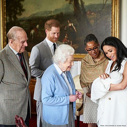Ο Archie έχει γενέθλια: Έτσι του ευχήθηκαν οι θείοι William και Kate, ο Κάρολος και η βασίλισσα 