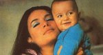 Τζένη Καρέζη: Σε σπάνιο υλικό με το γιο της - Φωτογραφίες ύμνος στη γιορτή της μητέρας!