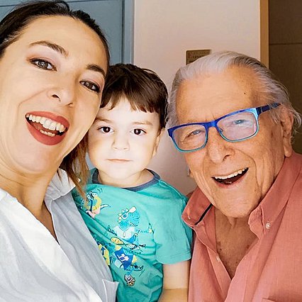 <p>Ο Κώστας Βουτσάς με τη σύζυγο του, Αλίκη Κατσαβού και τον γιο τους, Φοίβο, σε πρόσφατες χαρούμενες οικογενειακές στιγμές.</p> 